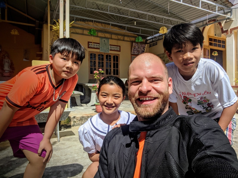 Vietnamese kids at the Vinh Hy Pagoda